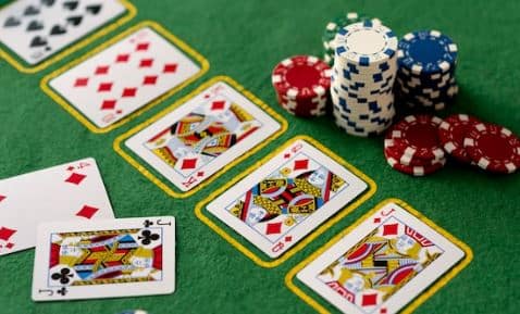 ההבדל בין אומהה 5 קלפים לפוקר